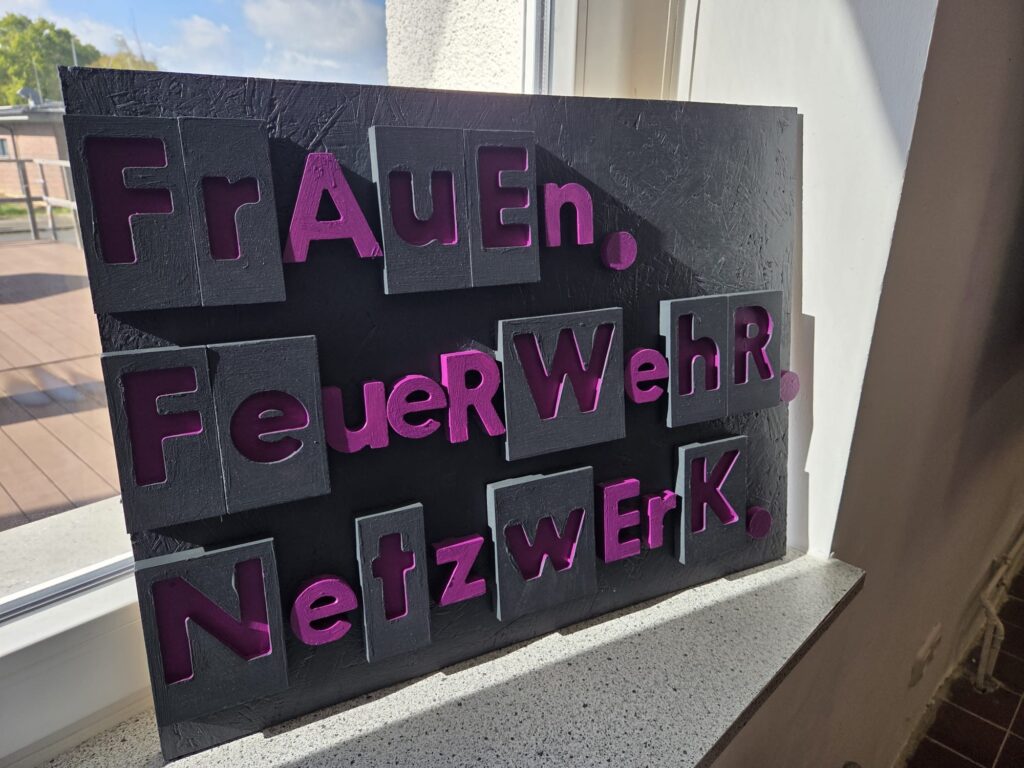 20261011_Frauen_Feuerwehr_Netzwerk_in_Alsdorf_Herzogenrather_Str100_Aufsteller02